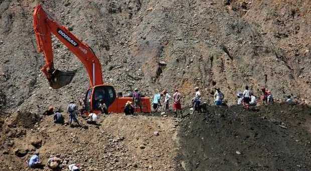 Myanmar, strage in una miniera di giada: recuperati 100 cadaveri, un centinaio i dispersi