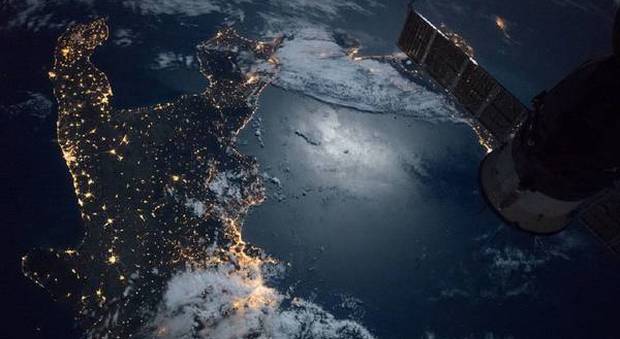 Il Sud Italia a testa in giù, la foto mozzafiato della Nasa scattata dallo spazio | Guarda