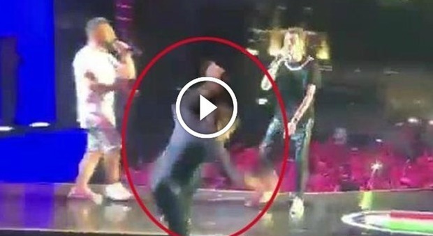 Gianni Morandi precipita giù dal palco mentre canta "Mi fai volare" con Rovazzi