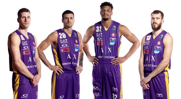 I giocatori dell'Olimpia Milano con le divise in stile Lakers per omaggiare Kobe Bryant