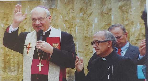 Don Enzo Cherchi con l'allora vescovo Fumagalli (Archivio)