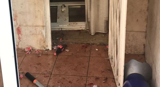Roma, «Mamma, aiuto, c'è un uomo in casa pieno di sangue»: ubriaco e drogato entra dalla vicina e distrugge tutto