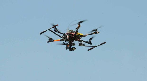 Rifiuti abbandonati per strada e nelle campagne: arrivano i droni-spia per scovare gli sporcaccioni