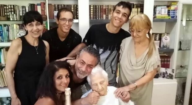 Mamma (100 anni) e figlia (81) guarite: Giusy e Gianna vincono il Covid. L'ira della famiglia: «Ma sono state lasciate sole»