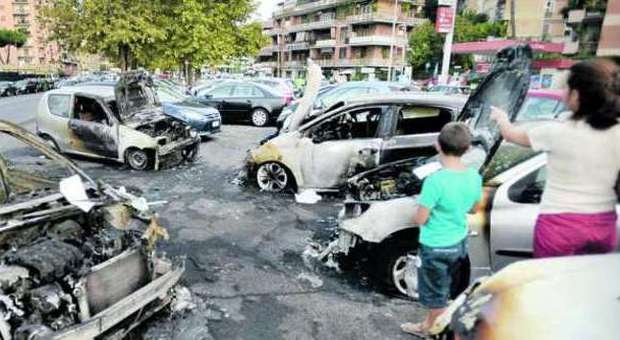 Auto a fuoco, car sharing nel mirino: due Car2Go distrutte in Viale Tirreno