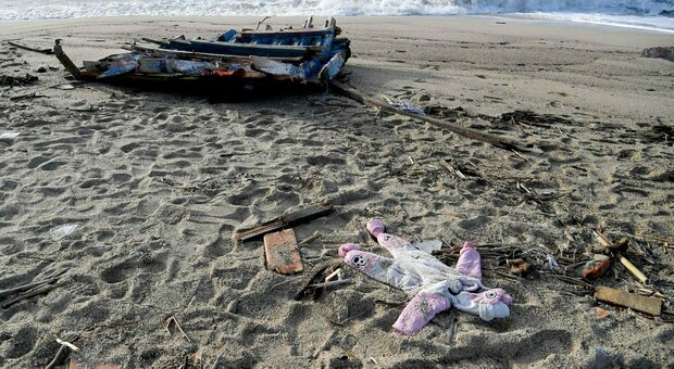 Strage di Cutro, trovato il corpo di un bambino sulla spiaggia: è la 69esima vittima del naufragio