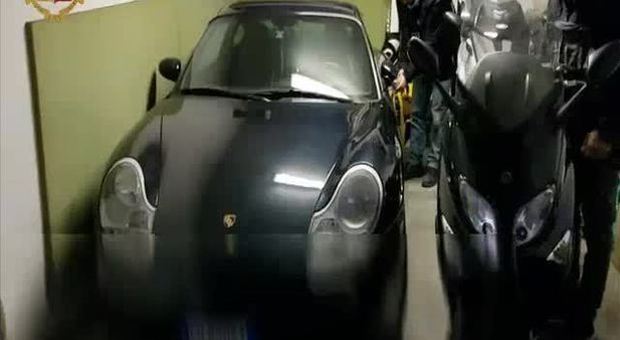 Roma, usuraio arrestato a Primavalle: in garage una collezione di Porsche, Ferrari e Bmw