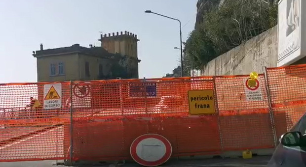 Salerno, rocciatori di domenica al lavoro: si avvicina la riapertura di via Croce