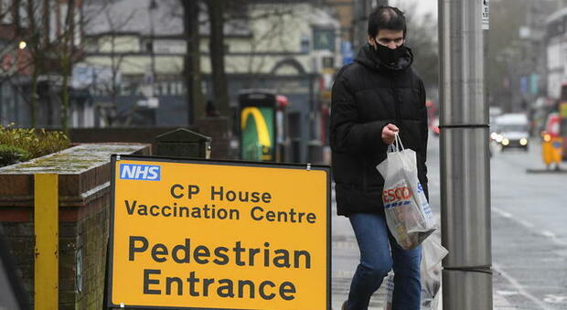 Covid UK: altri 34.000 contagi, ma i morti calano a 6. Johnson: «Il 19 via alle restrizioni, ma la pandemia non è alle spalle»
