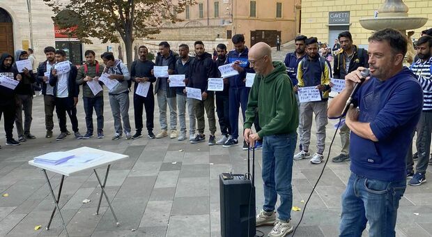 Un momento della manifestazione a Piazza Roma con una delegazione dei richiedenti asilo (foto Social)