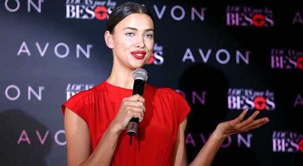 Irina Shayk e il dopo Ronaldo: bellissima alla presentazione della campagna Avon