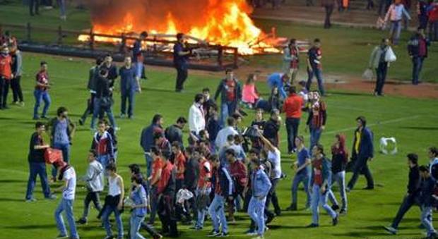 Lo stadio in fiamme dopo Eskisehirspor-Basaksehir