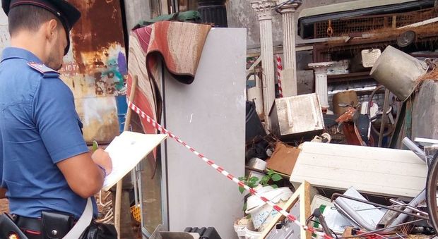 Roma, operaio dava fuoco a rifiuti speciali: scoperta discarica abusiva