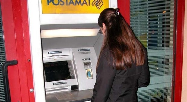 Distraggono turista mentre fa prelievo al bancomat e le rubano i soldi: un arresto