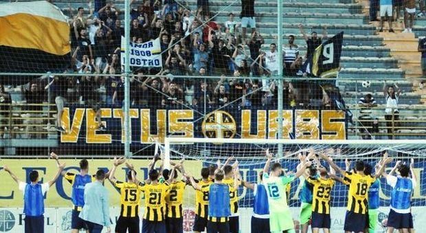La raccolta fondi dei tifosi della Viterbese fa proseliti: donano Farris, i calciatori gialloblù e il presidente dell'Ance