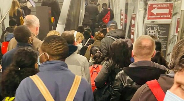 Dpcm, Matteo Salvini mostra la metro C di Roma questa mattina: «Persone ammassate, ma chiudono luoghi sicuri e controllati»