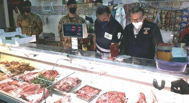 Napoli, sequestro di alimenti illegali: il blitz in un negozio del Vasto