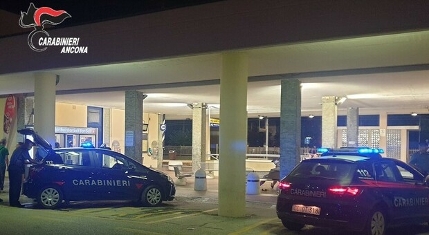 Blitz in un negozio, fanno razzia di profumi Presa la banda: tre denunce dei carabinieri