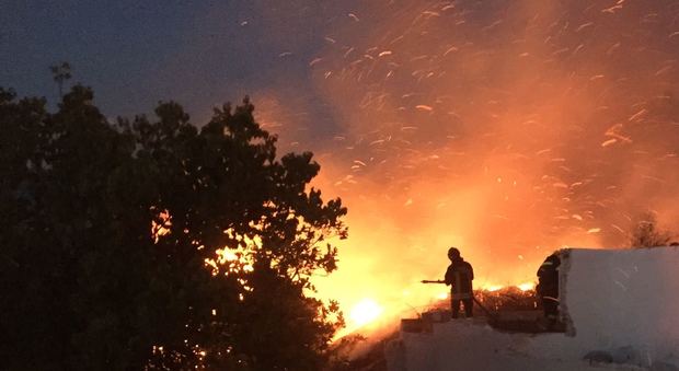 Agropoli, collina devastata dal fuoco Centinaia di persone evacuate