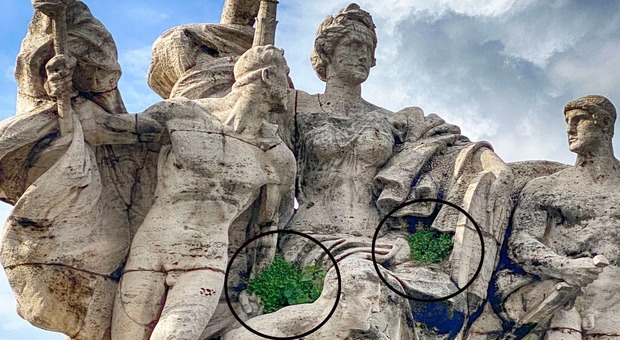 Roma, sulle statue del Ponte dedicato al Re Vittorio Emanuele crescono fiorellini ed erbacce