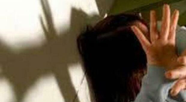 Ragazza 16enne di origini egiziane picchiata da genitori e fratello: non accettano il fidanzato. Lei dice tutto a scuola