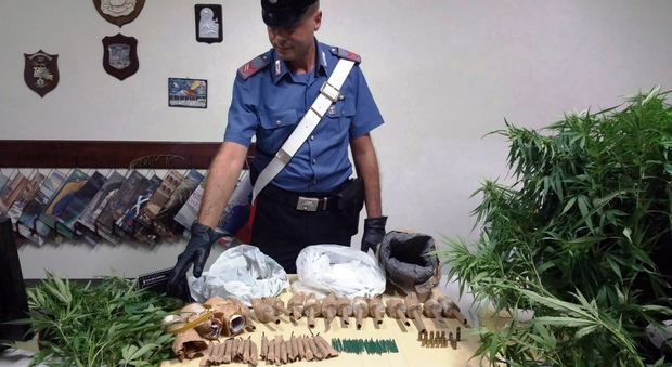 In giardino proiettili, bombe carta e marijuana: arrestato