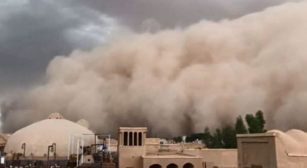 India, oltre 70 morti nella tempesta di sabbia: case abbattute, allagamenti e black out Video