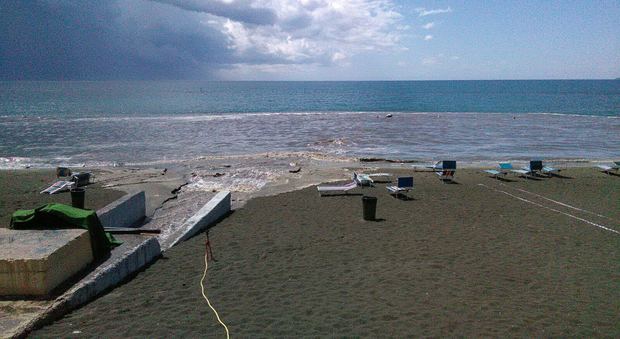 Liquami nel mare di Salerno: bagnanti in rivolta a Mercatello