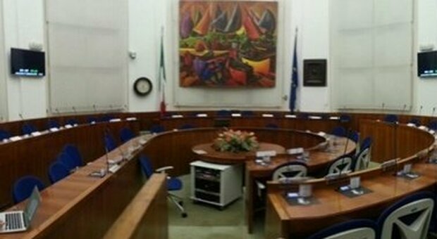 La sala del Consiglio comunale di Fano vuota