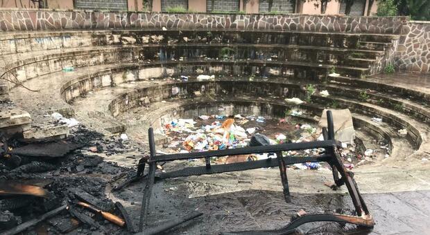 Napoli Est, mobili incendiati e rifiuti: degrado choc davanti alla villa vesuviana di Barra