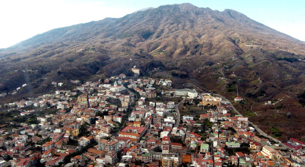Il consigliere alla Protezione Civile: «Rischio Vesuvio, in primavera le prove di fuga»