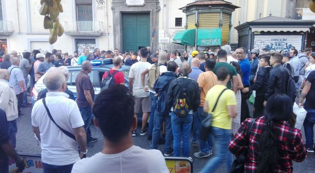 Napoli, maxi rissa tra immigrati in piazza Dante: caos e panico
