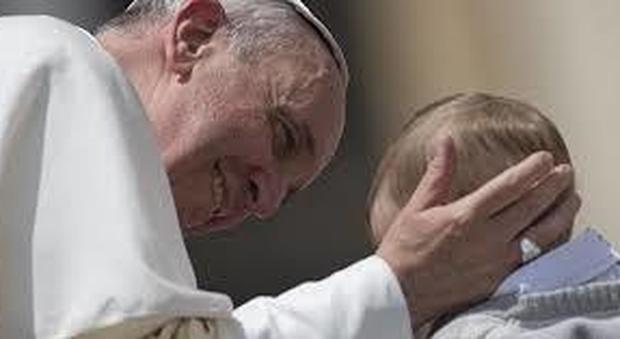 Papa preoccupato, i bambini non sanno più farsi il segno della croce
