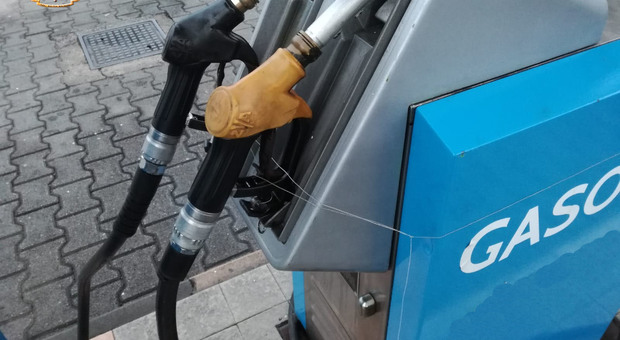 La truffa delle pompe di benzina: sequestrati due distributori