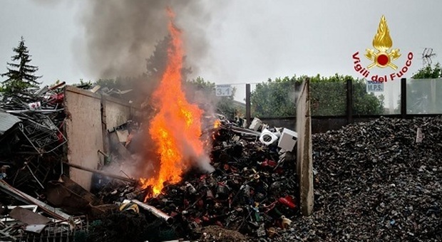 Pauroso incendio nel deposito di rifiuti industriali: indagine sulle cause