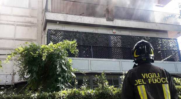 Roma, incendio in un appartamento ai Parioli, due persone salve per miracolo