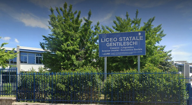 Lavori nelle scuole di Napoli, oltre un milione di euro per due istituti