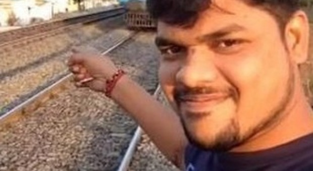 India, scatta un selfie sui binari: il treno lo travolge