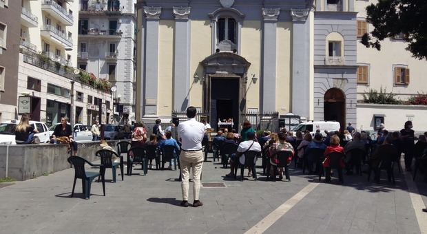 I fedeli in piazza San Pasquale