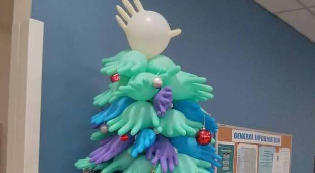Dai libri ai guanti da chirurgo, l'albero di Natale è alternativo: ecco i più strani del 2014