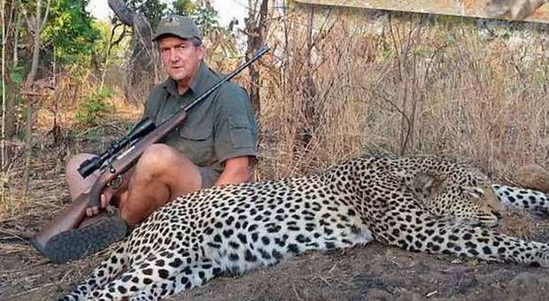 Miliardario inglese al vertice di associazione animalista fotografato vicino a un Leopardo ucciso a fucilate