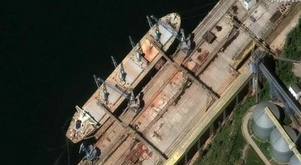 La guerra del grano, ecco come la Russia lo "ruba" all'Ucraina: il ruolo della nave fantasma Amur-2501