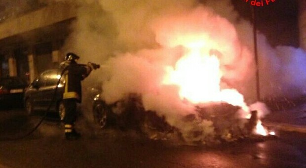 Auto distrutta dal fuoco nella notte a Latina, accertamenti sulle cause