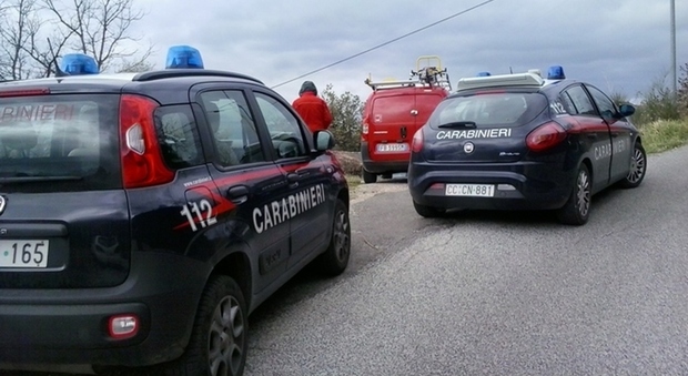 Roma, lanciavano sassi contro le auto, la nuova truffa dello specchietto:arrestati due rom