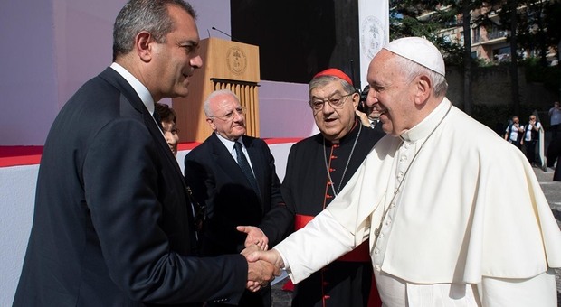 Napoli, de Magistris abbraccia Papa Francesco: «Le sue parole svolta epocale per la città»