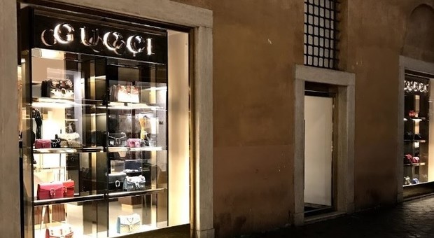 Roma, rubano una borsa di Gucci da 29mila euro: «Volevamo sfoggiarla in spiaggia». Due donne arrestate