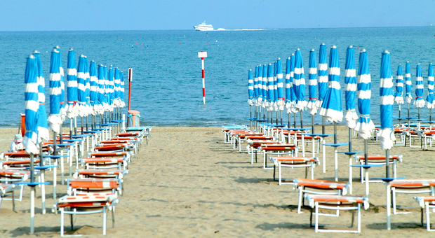 Nuova ordinanza di Zaia sulle spiagge: cambia la distanza fra gli ombrelloni, superficie minima di 12 mq