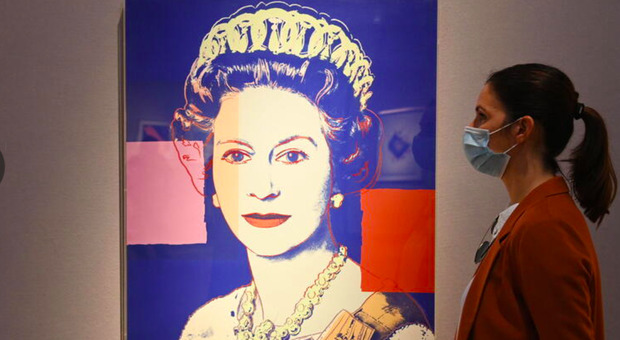 Elisabetta II, tutte le regine in mostra per il Giubileo: c'è anche il ritratto di Andy Warhol