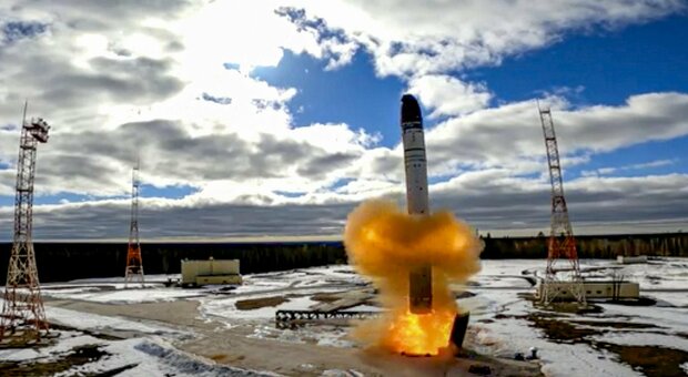Guerra, la Russia e il test (fallito) del missile Sarmat poche ore prima della visita di Biden a Kiev: i rapporti di Mosca con gli Usa