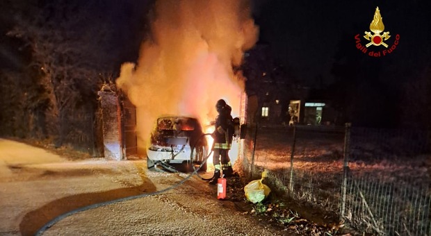 Arzignano, auto prende fuoco nel cuore della notte: distrutta dalle fiamme